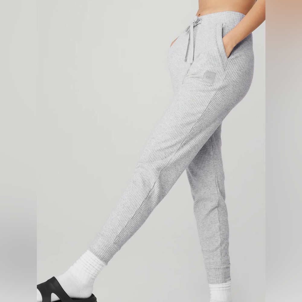 Alo Yoga Muse sweat pants (Size:M) (NEW WITH TAGS)